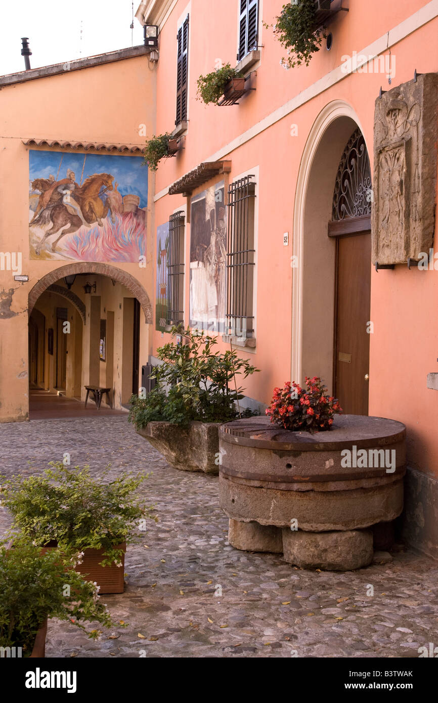 L'Europe, Italie, Dozza. Décorations murales sur l'une des trois rues principales dans la ville. Banque D'Images