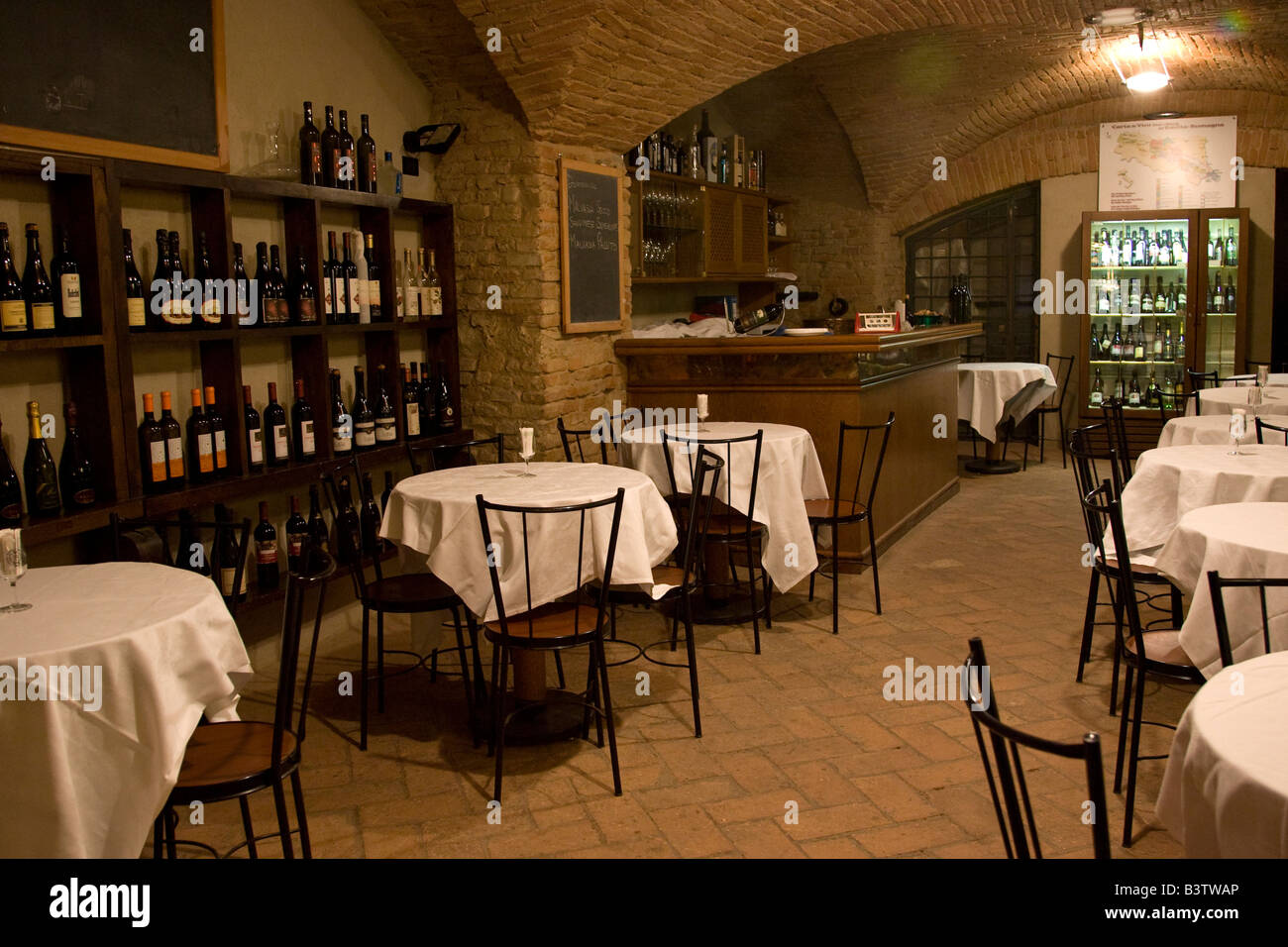 L'Europe, Italie, Dozza. Le bar à vin du château Sforza. Banque D'Images