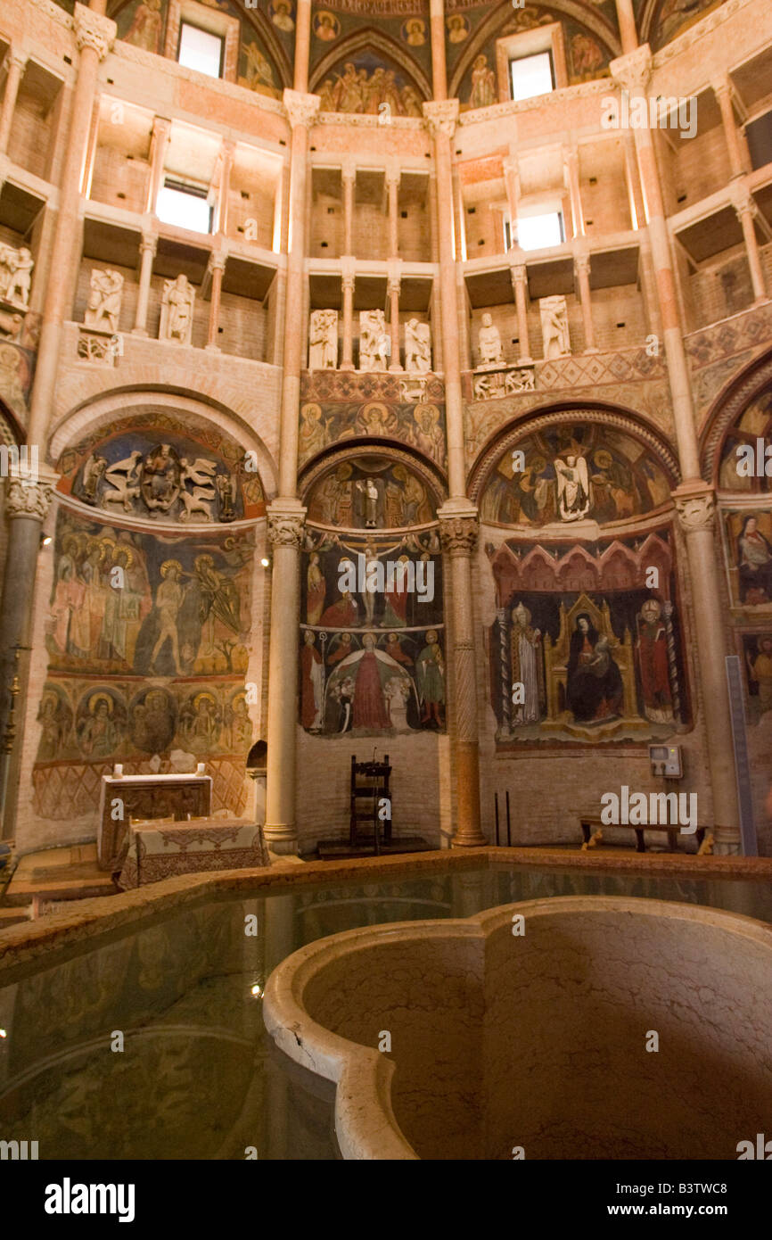 L'Europe, Italie, Parme. L'intérieur du baptistère utilisé pour le baptême. Banque D'Images