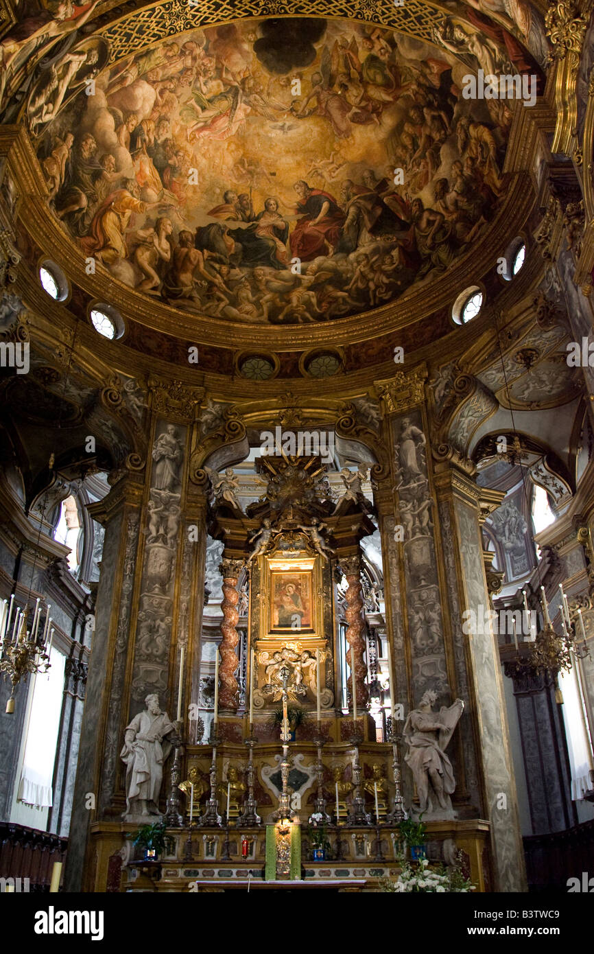 L'Europe, Italie, Parme. Intérieur de l'Église de Marie de la clôture montrant autel et couverts de fresques dome. Banque D'Images