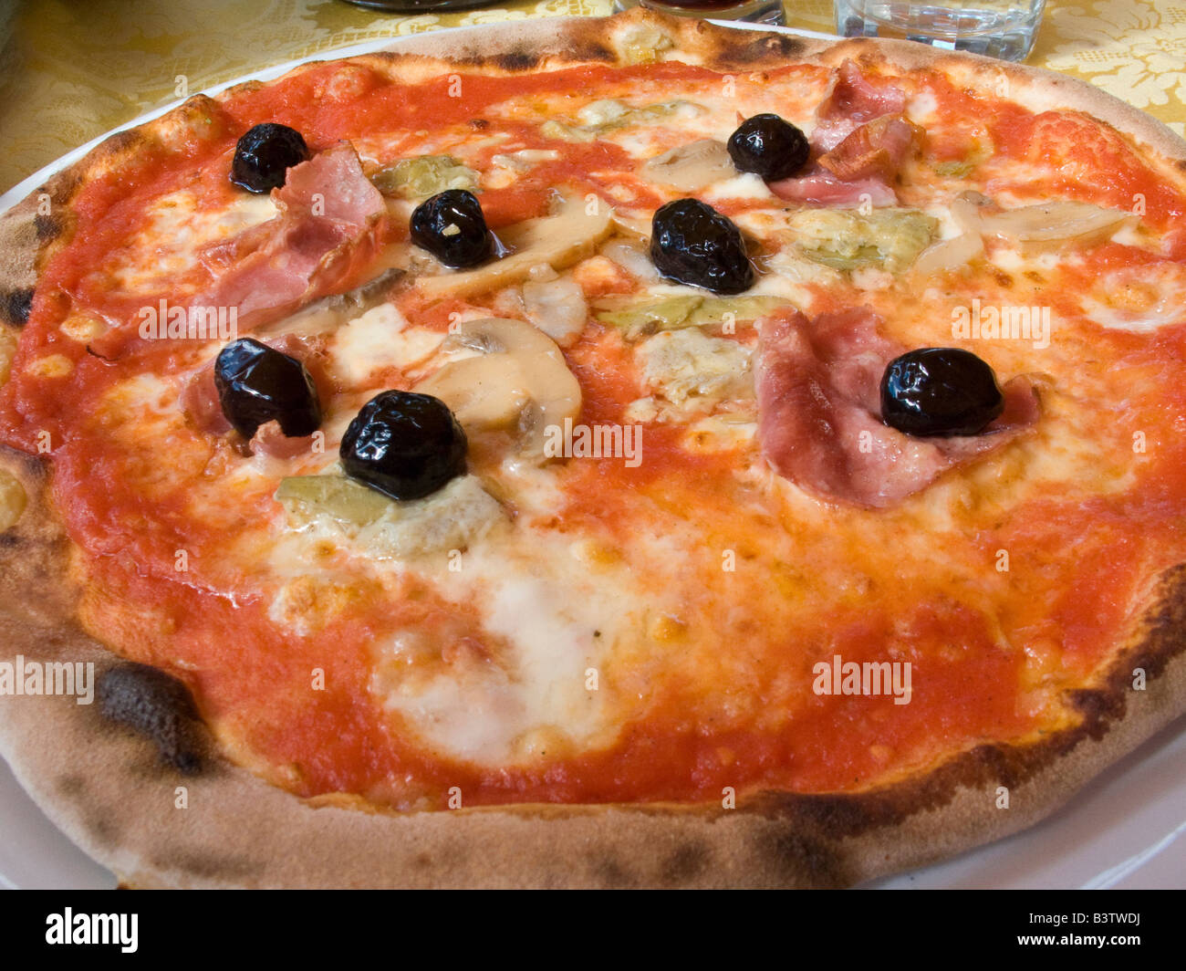 L'Europe, Italie, Positano. Assiette de pizzas napolitaines traditionnelles. Banque D'Images