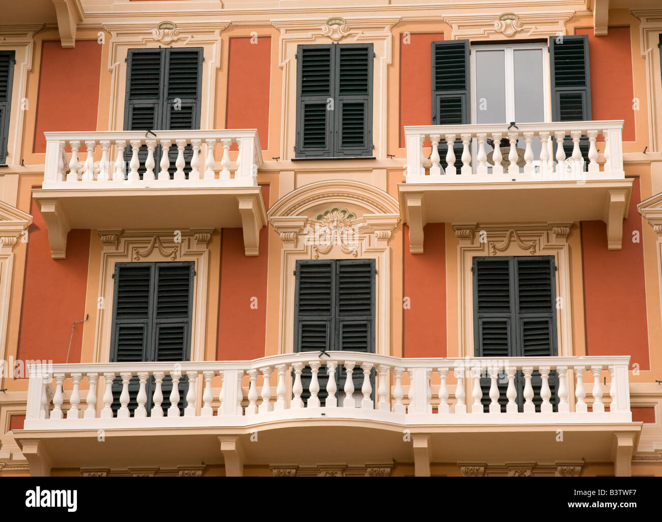 L'Europe, Italie, Santa Margherita Ligure. Fenêtres et balcons colorés sur un bâtiment. Banque D'Images