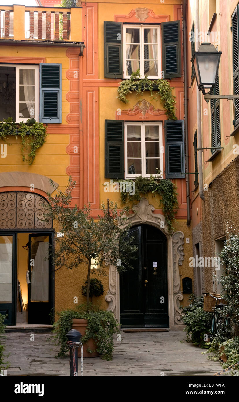 L'Europe, Italie, Santa Margherita Ligure. Invitant les cour intérieure d'un bâtiment décoré. Banque D'Images