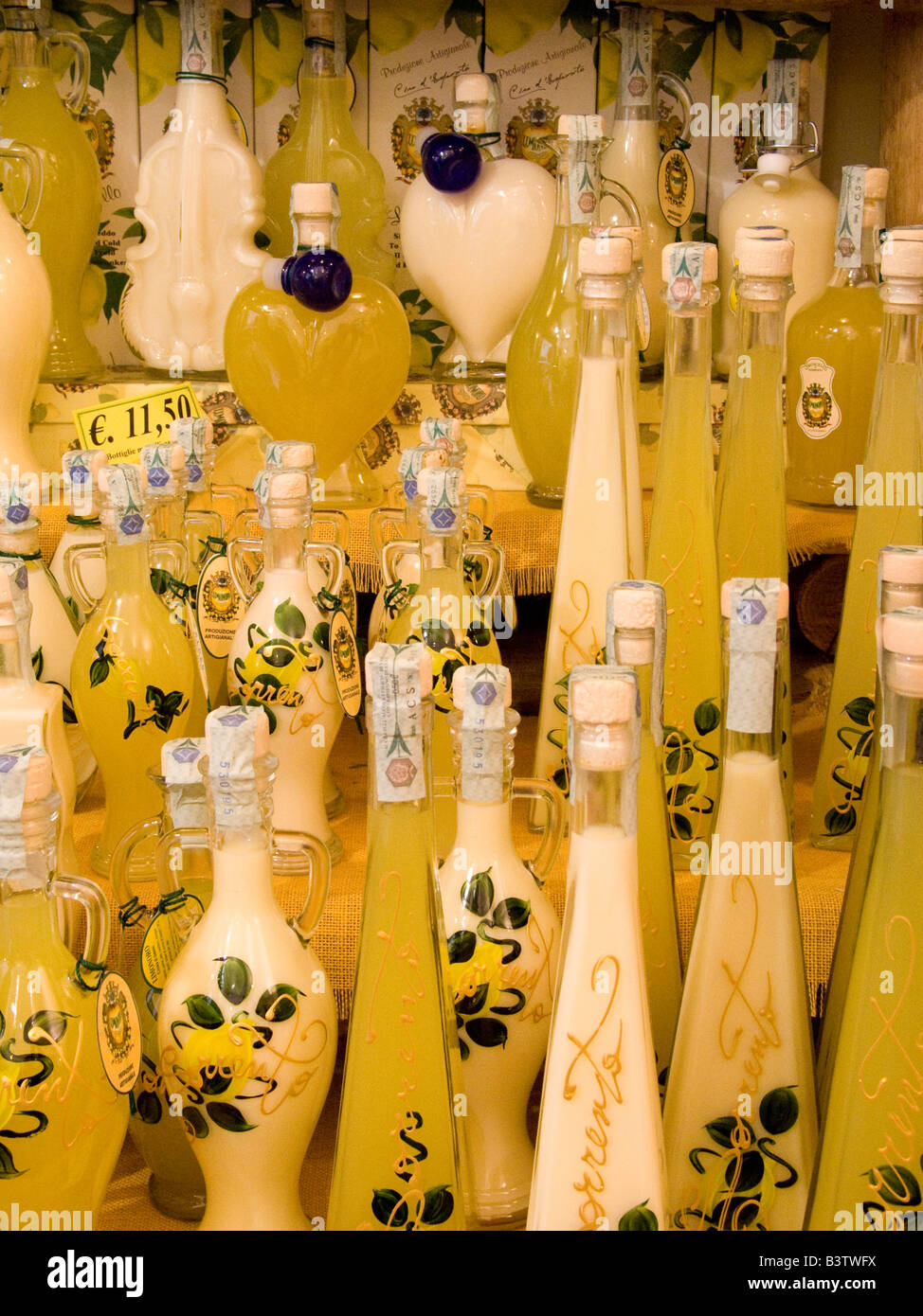 L'Europe, Italie, Sorrento. L'affichage des bouteilles de limoncello, une liqueur de citron faite dans le sud de l'Italie. Banque D'Images