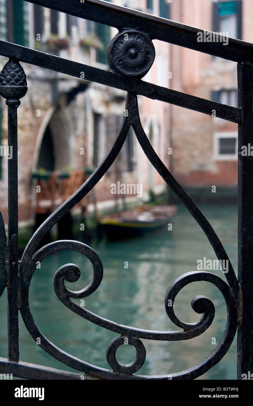 L'Europe, Italie, Venise. Rampe d'escalier en métal cadres design avec canal en gondole. Banque D'Images