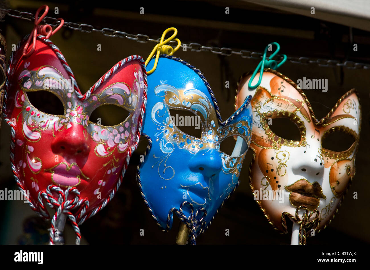 L'Europe, Italie, Venise. Affichage des masques de carnaval vénitien coloré. Banque D'Images