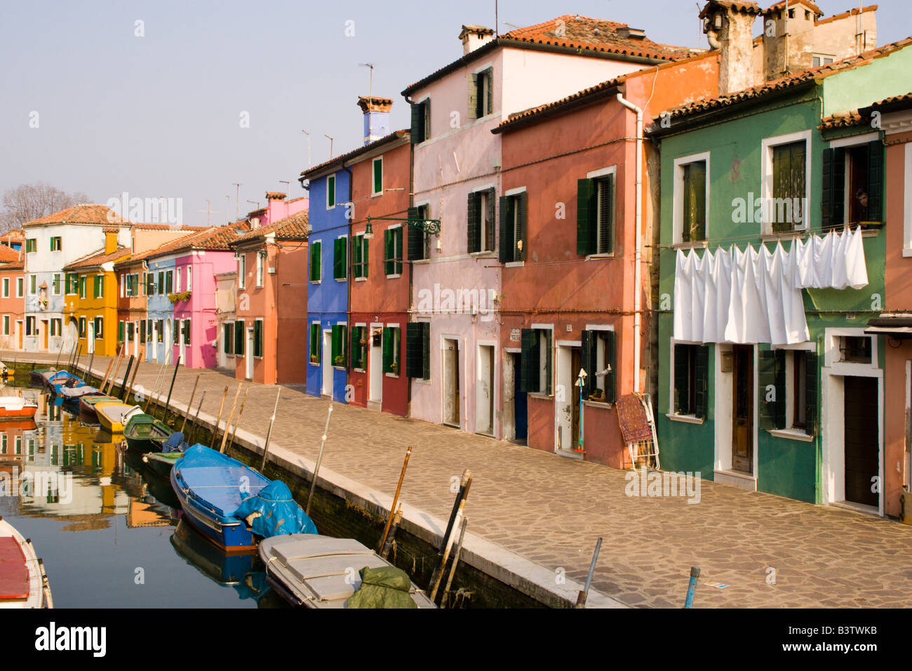 L'Europe, Italie, Burano. Maisons colorées de la ligne d'un canal. Banque D'Images