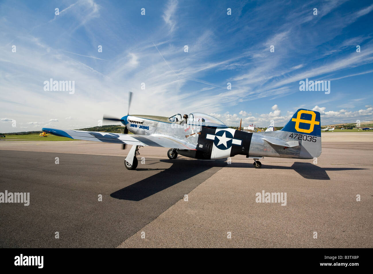 Jumpin' Jacques P-51D-20-NA Mustang warbird qui longe la piste de l'aéroport de Shoreham, West Sussex, Angleterre, Royaume-Uni Banque D'Images