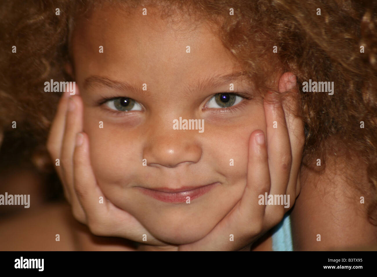 Young Mixed Race Girl Aux Yeux Verts Souriant De Face En Forme De Mains Photo Stock Alamy