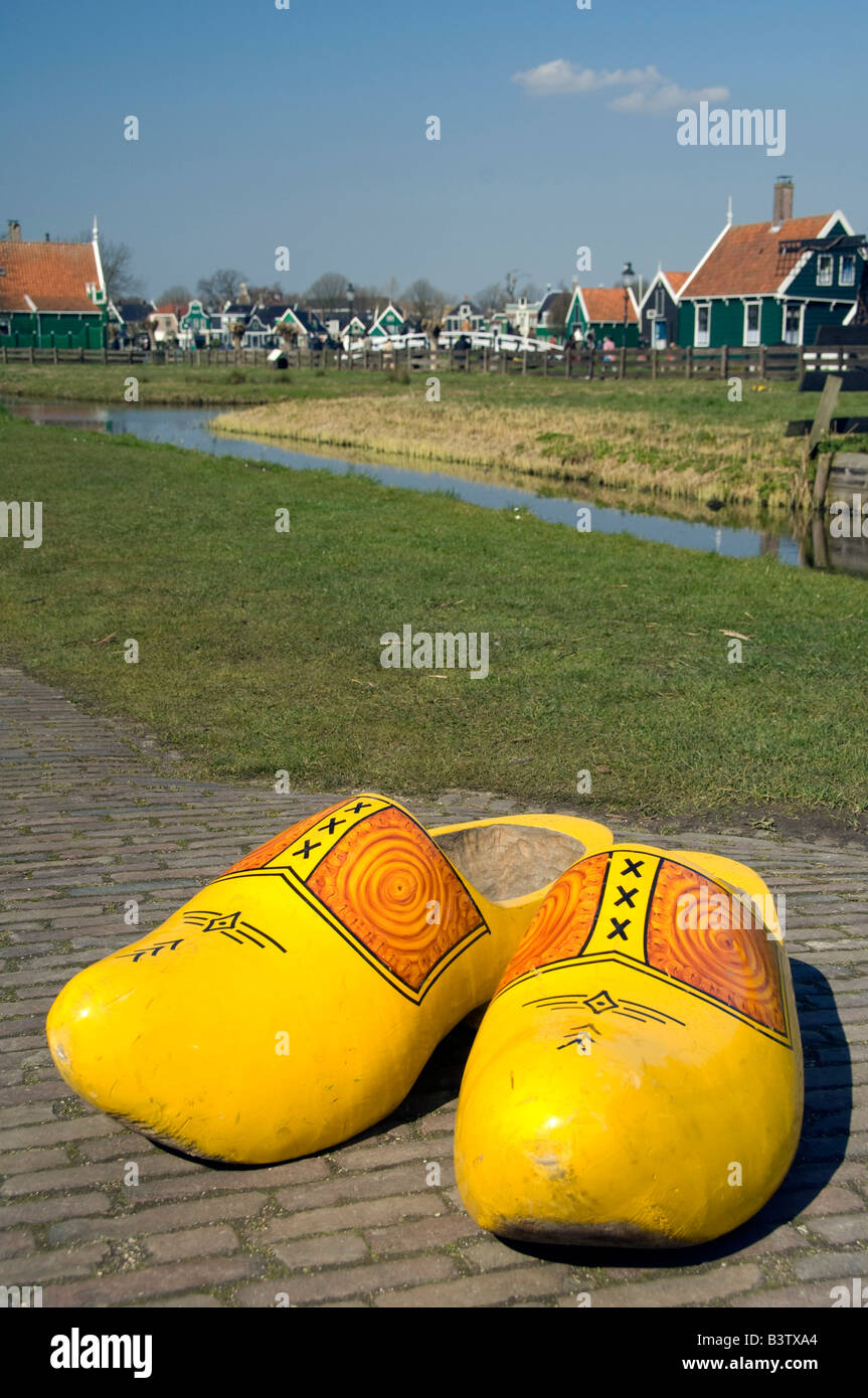 Pays-bas, Zaandam. Zaanse Schans, Musée du sabot en bois Photo Stock - Alamy