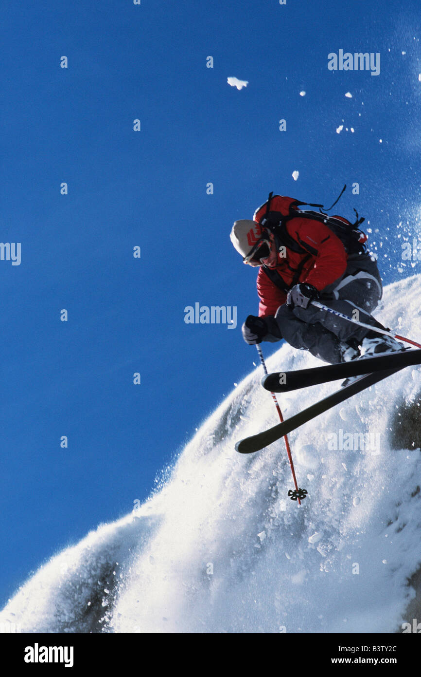 Un skieur saute d'une falaise. Banque D'Images