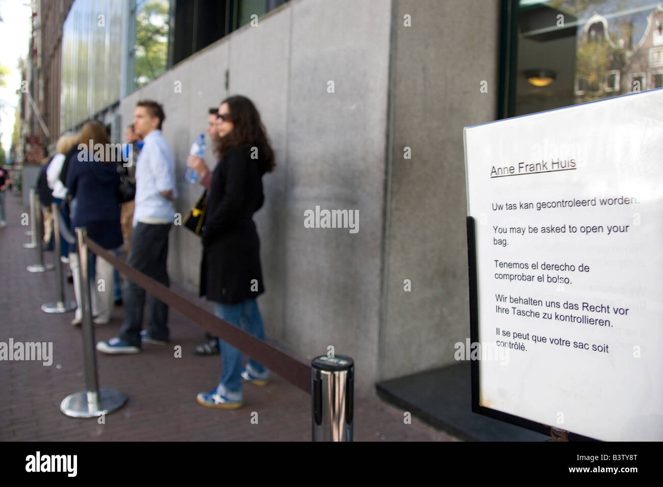 Signe de sécurité et les touristes en ligne pour saisir l'Anne Frank Huis (Maison) Banque D'Images