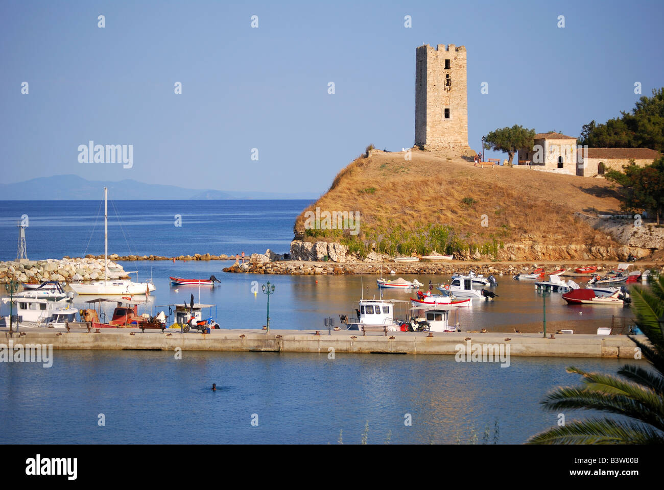 Vue sur le port et la Tour de Saint Paul au coucher du soleil, Nea Fokea, péninsule de Kassandra, Chalcidique, Macédoine Centrale, Grèce Banque D'Images