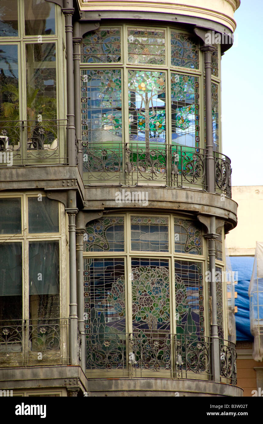 Espagne, Catalogne, Barcelone. Vues des maisons avoisinantes de la Casa Batllo, art glass balcon. Banque D'Images