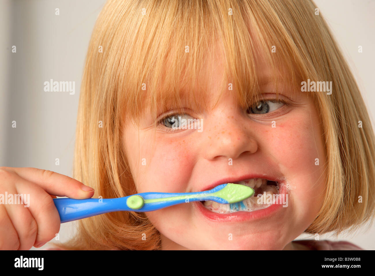 Une jeune fille nettoyer ses dents Banque D'Images