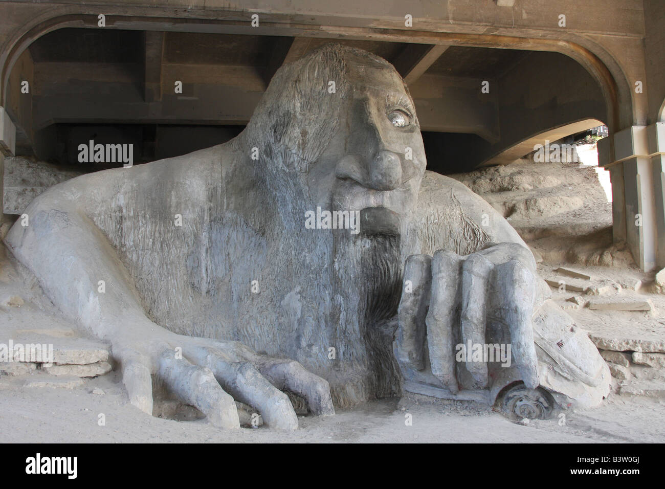 Le Fremont Troll, une statue qui réside sous le pont Aurora à la fin de Troll Avenue North, à Seattle, Washington. Banque D'Images