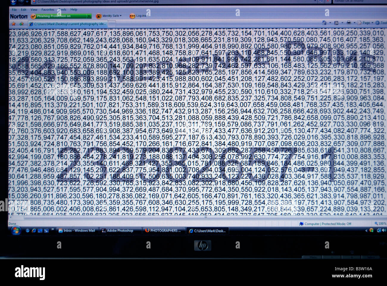 Une partie de la 44e premier de Mersenne découvert en septembre 2006 affiché sur un ordinateur écran plat lcd monitor Banque D'Images