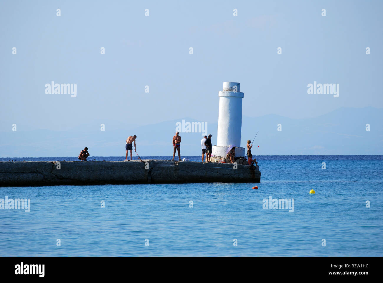 Phare sur quai, Arkoudi, péninsule de Kassandra, Chalcidique, Macédoine Centrale, Grèce Banque D'Images