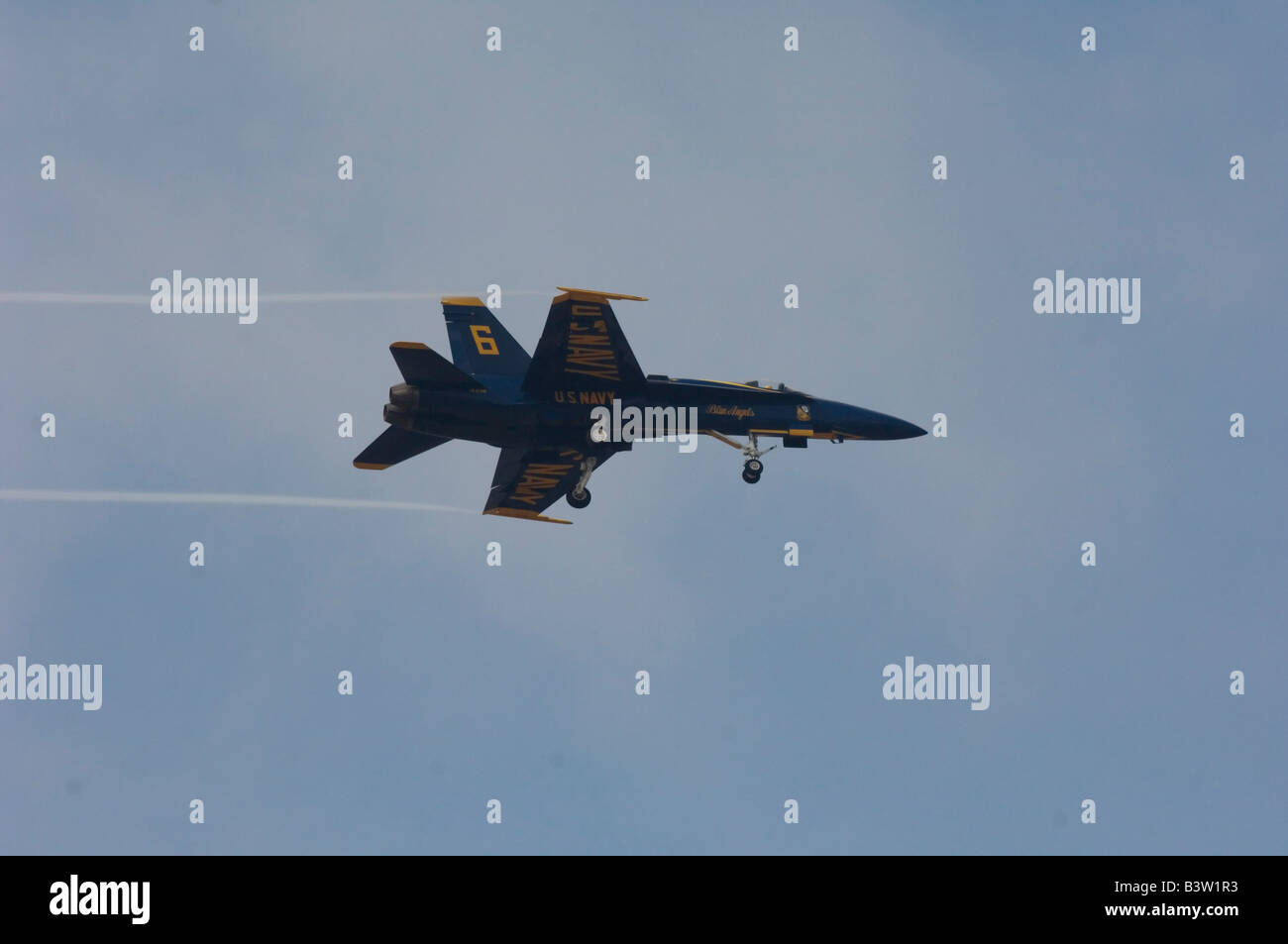 Boeing F/A-18 de l'US Navy Blue Angels de l'équipe de démonstration en vol d'effectuer à leur base d'été, NAS Pensacola en Floride. Banque D'Images
