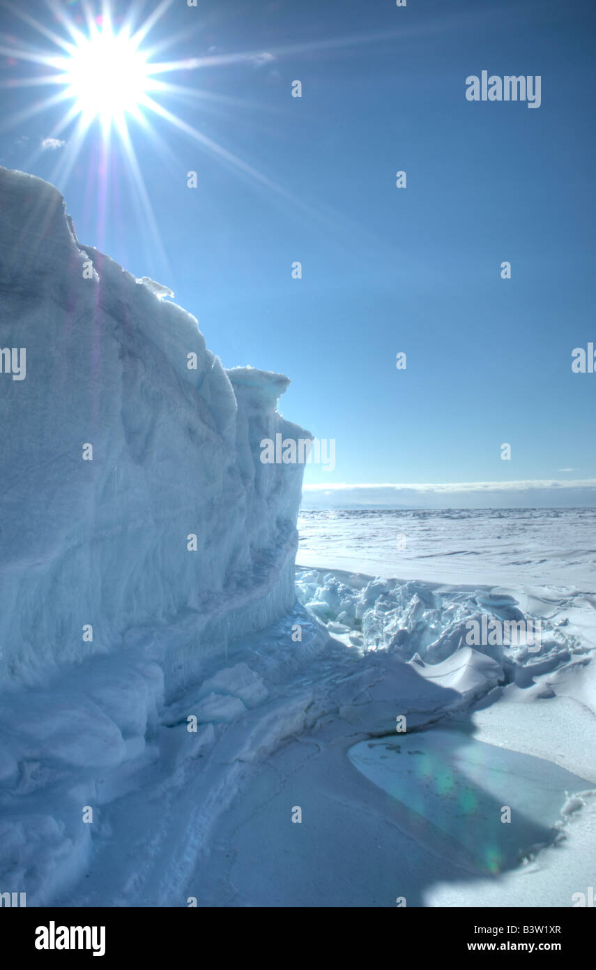 Un iceberg sur Cobourg Island dans l'Arctique canadien la fusion dans le soleil. Banque D'Images