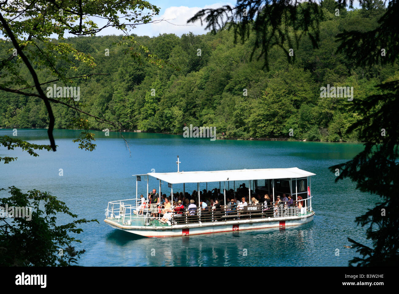 Bateau d'excursion, Parc national Lacs Plitwitz, République de Croatie, l'Europe de l'Est Banque D'Images