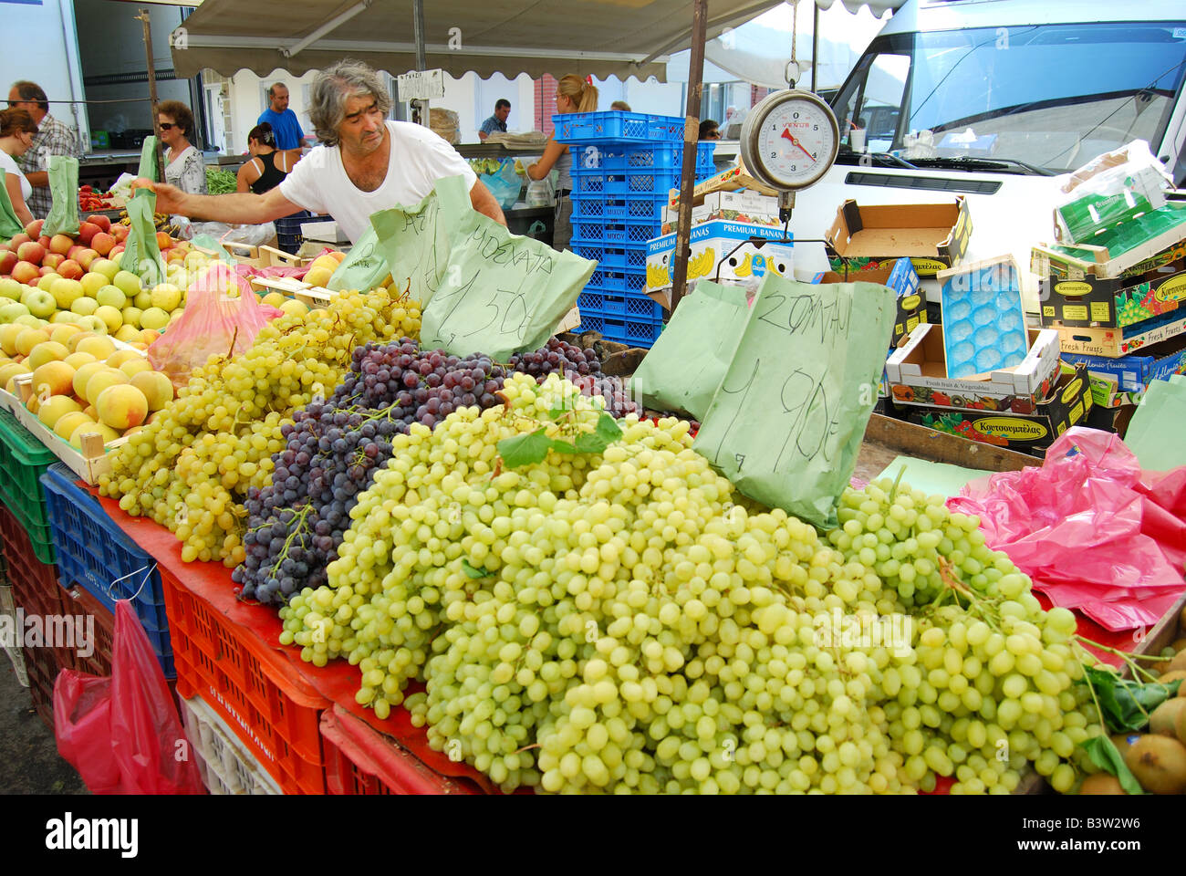 Raisins sur la cuve de fruits, marché de rue, Nea Moudania, Chalkidiki, Macédoine centrale, Grèce Banque D'Images