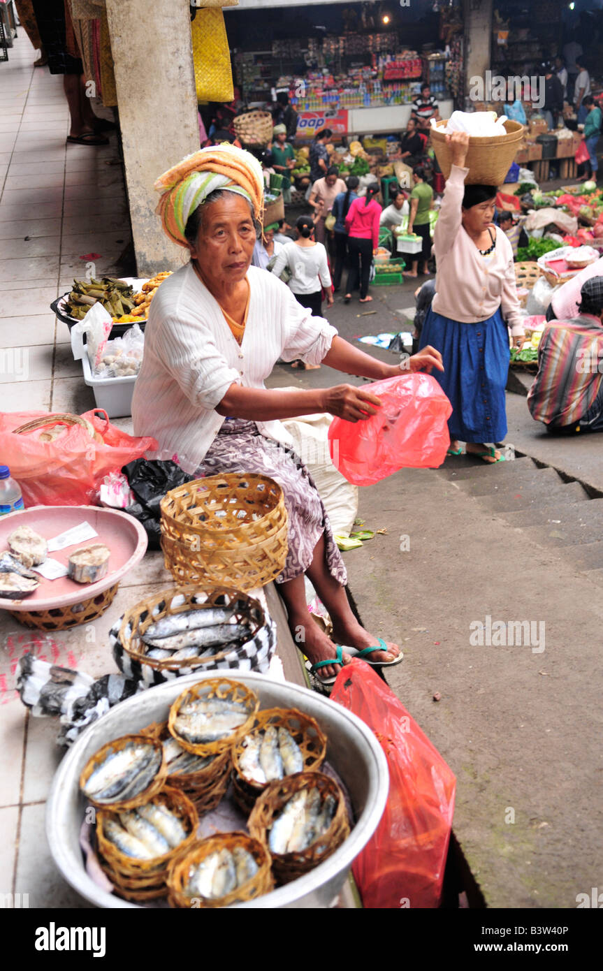 Les produits frais du marché d'Ubud , tôt le matin, la vieille dame de vendre le poisson fumé ,ubud , île de Bali , Indonésie Banque D'Images