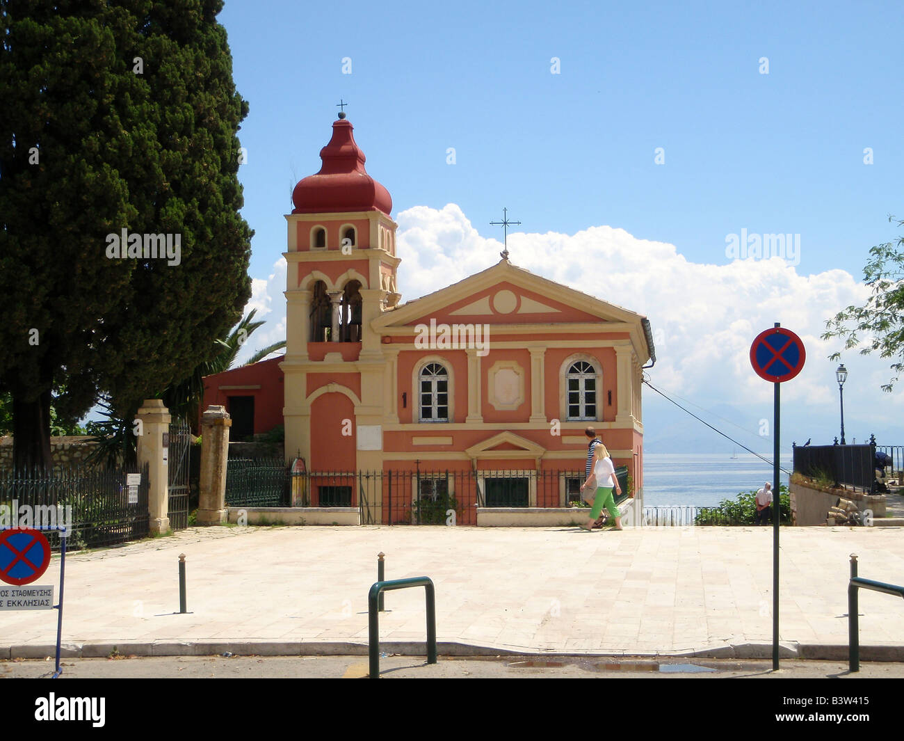 Petite église avec clocher, côté nord-est de l'Esplanade, la ville de Corfou, Grèce. Banque D'Images