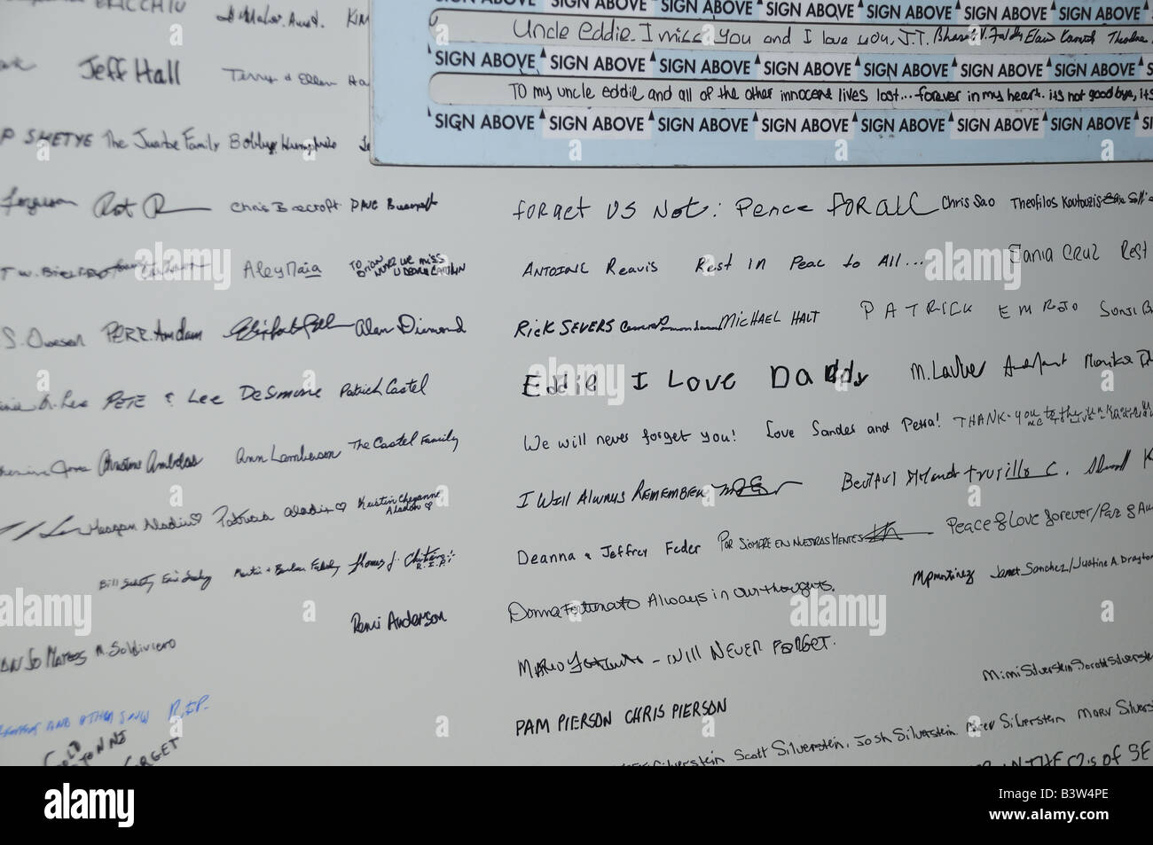 Les messages et les signatures sur une poutre d'acier qui feront partie d'un mémorial aux victimes de l'attaque du World Trade Center en 2001. Banque D'Images