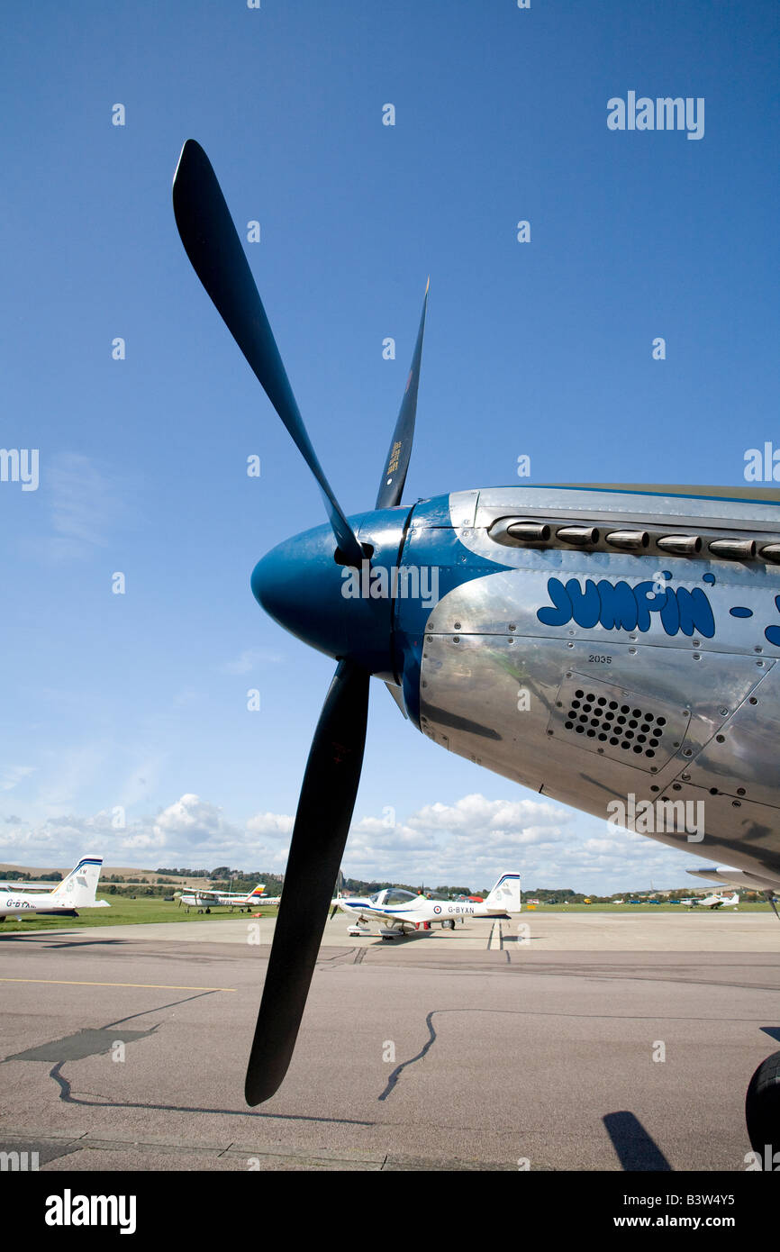Vue rapprochée de l'hélice d'un Jumpin' Jacques P-51D-20-NA Mustang warbird sur un tablier au salon aérien de l'aéroport de Shoreham, West Sussex, Angleterre, Royaume-Uni Banque D'Images