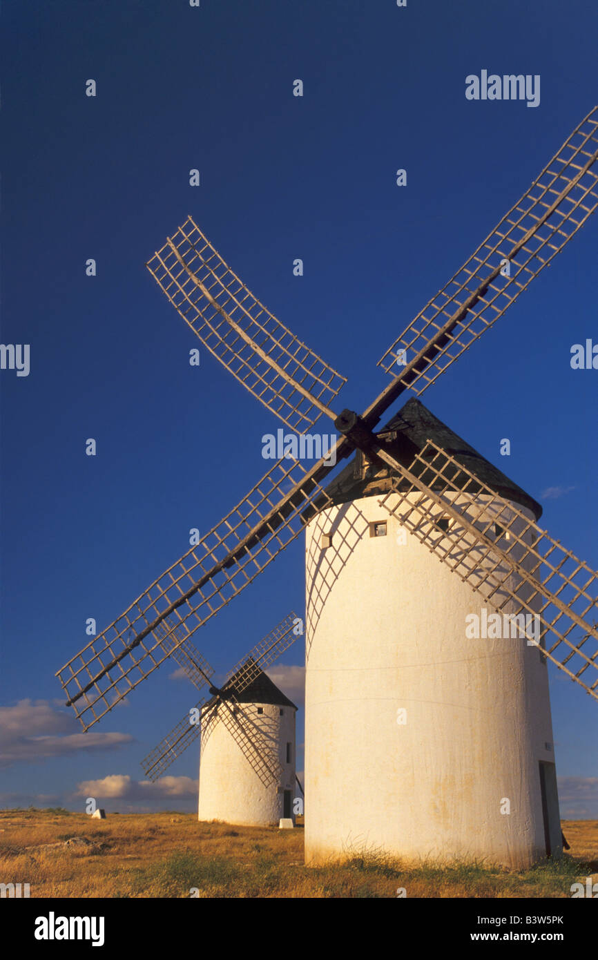 Les moulins à vent à Cresteria Manchega Hill près de Consuegra Espagne Banque D'Images