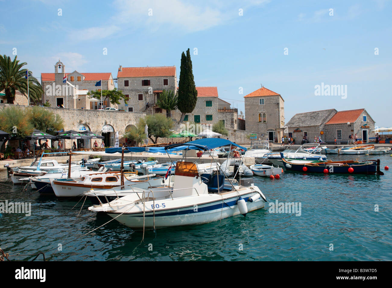 Port de Bol sur l'île de Brac, République de Croatie, l'Europe de l'Est Banque D'Images