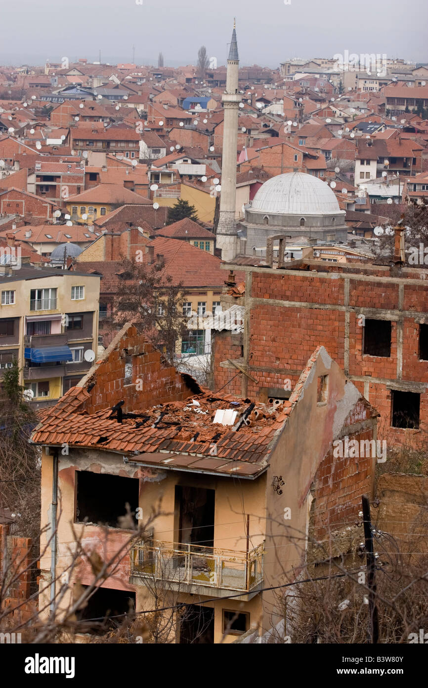 Un brûlé en 2004 d'émeutes de shell maison serbe avec une mosquée en arrière-plan, de Prizren, au Kosovo. Banque D'Images