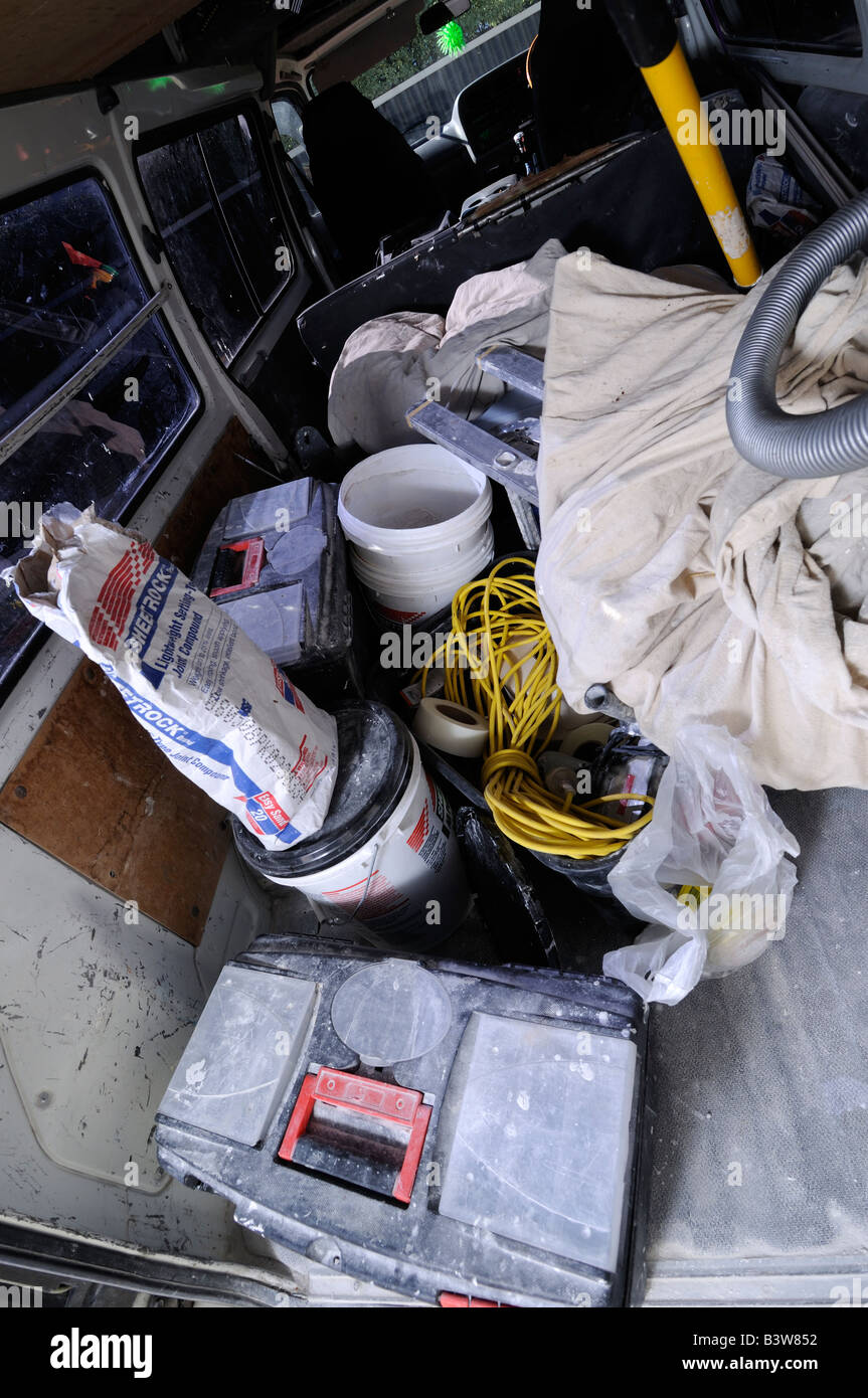 Coffre d'une camionnette blanche pleine d'outils de plâtrage Banque D'Images