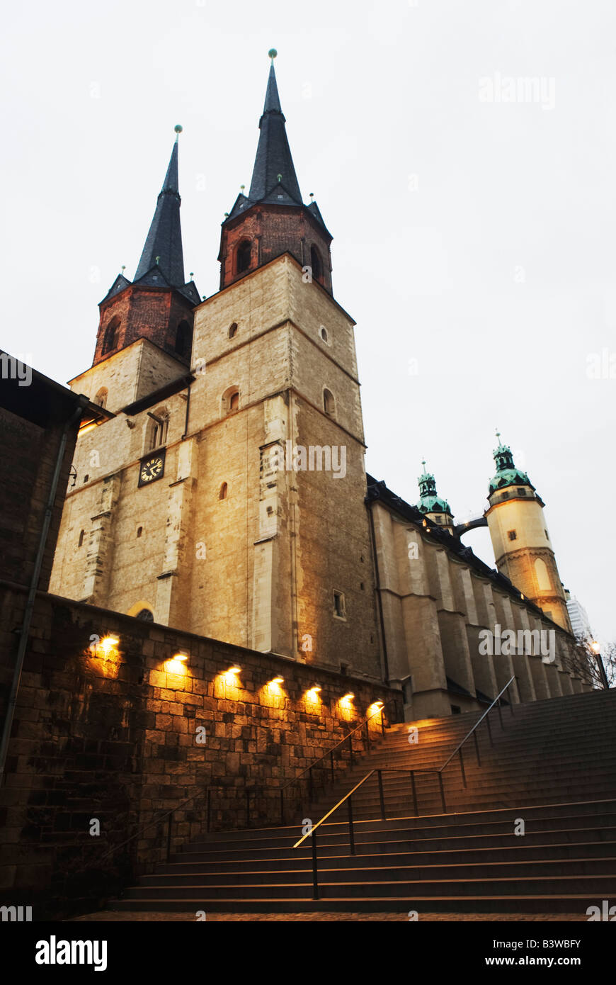 Marktkirche - église du marché au crépuscule, de Halle. Allemagne Banque D'Images