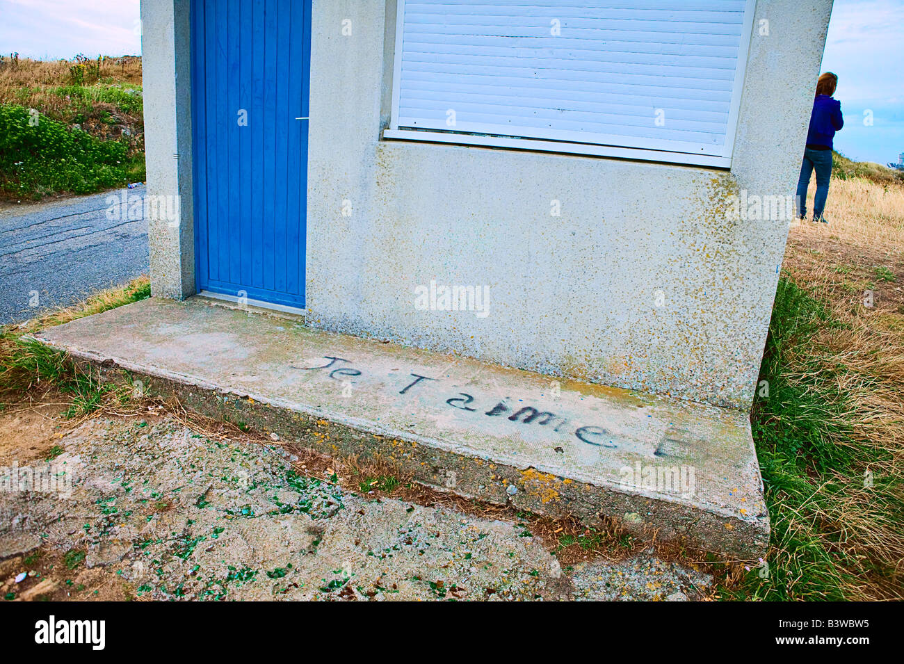 Message ignoré l'amour français message écrit sur l'entrée de l'étape d'une baraque avec woman dans l'arrière-plan Banque D'Images