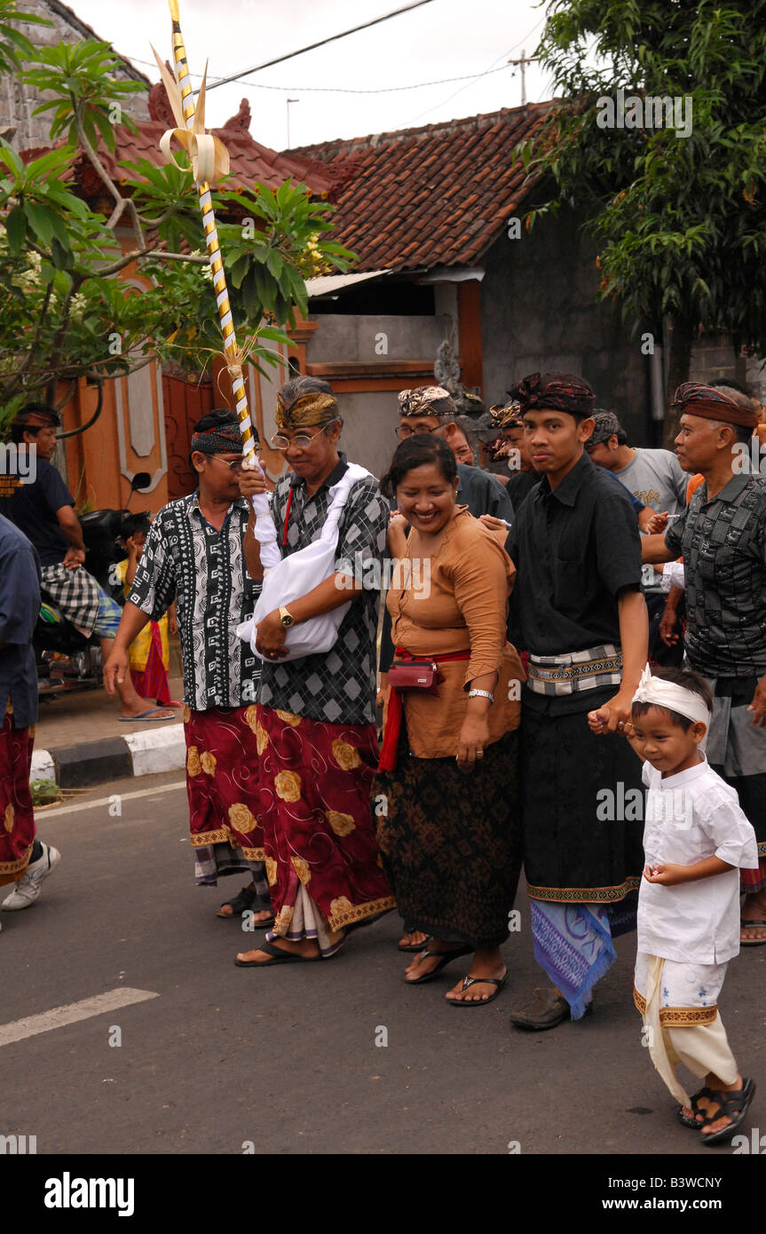 Les membres de la famille menant la procession funéraire de crémation gianyar , site , île de Bali , Indonésie Banque D'Images