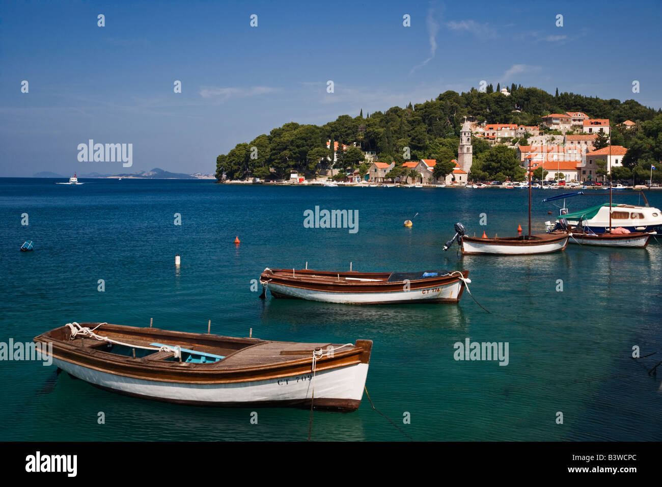 Les petits bateaux amarrés dans le port, l'île de Hvar, une des plus célèbres îles de la Dalmatie, Croatie Banque D'Images