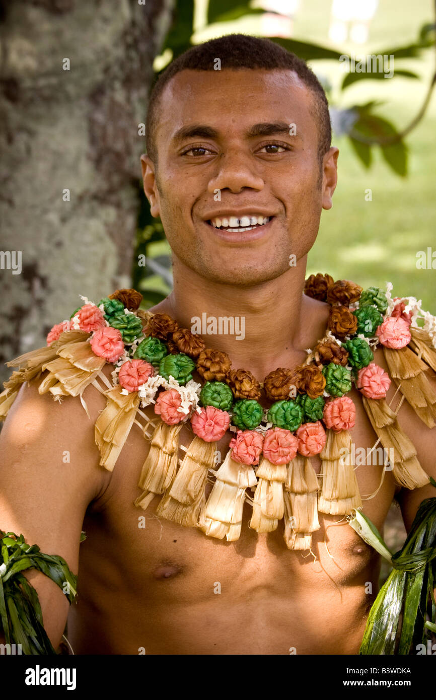 Océanie, Fidji, Viti Levu, Viseisei. Portrait d'un homme en costume  d'origine fidjienne Photo Stock - Alamy