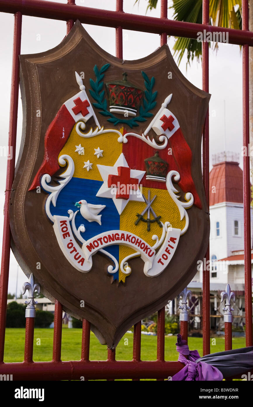 Océanie, Polynésie, Royaume des Tonga, Nuku'alofa. Tonga armoiries sur les portes du Palais Royal en arrière-plan. Banque D'Images