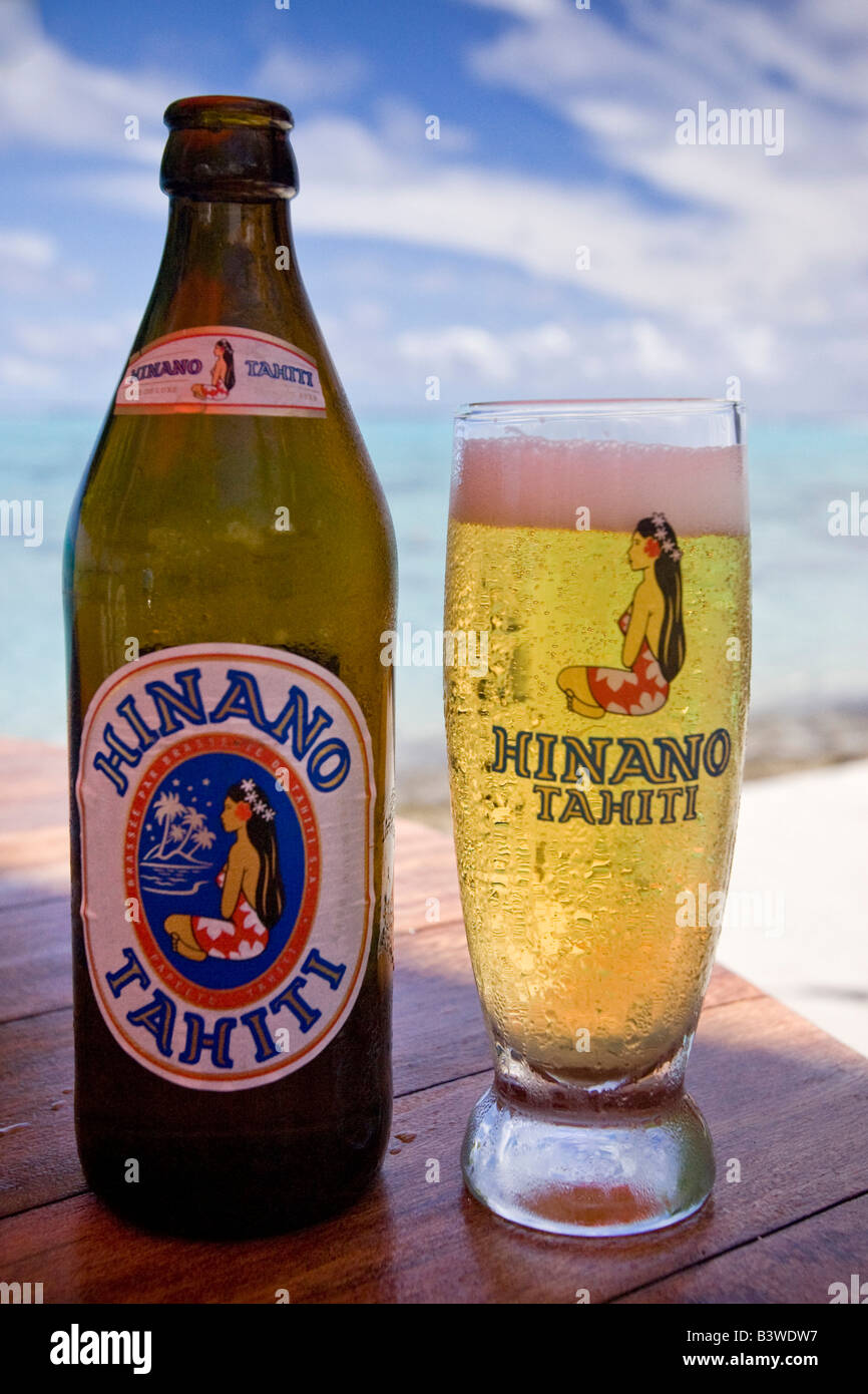 Océanie, Polynésie Française, Moorea. Close-up de bouteille de bière Hinano et plein verre. Banque D'Images