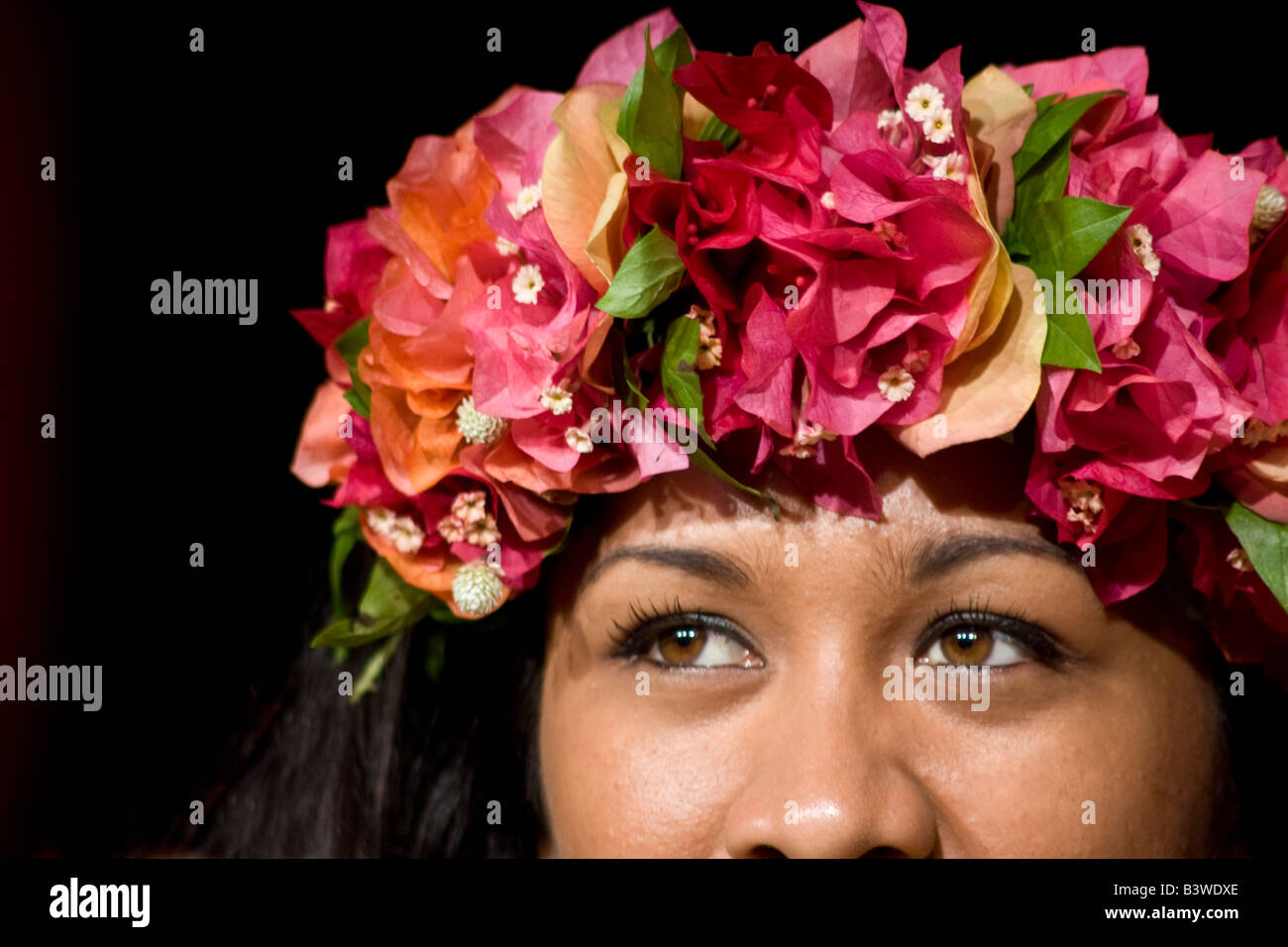 La Polynésie française. Une couronne de fleurs sur la tête d'une danseuse tahitienne. Banque D'Images