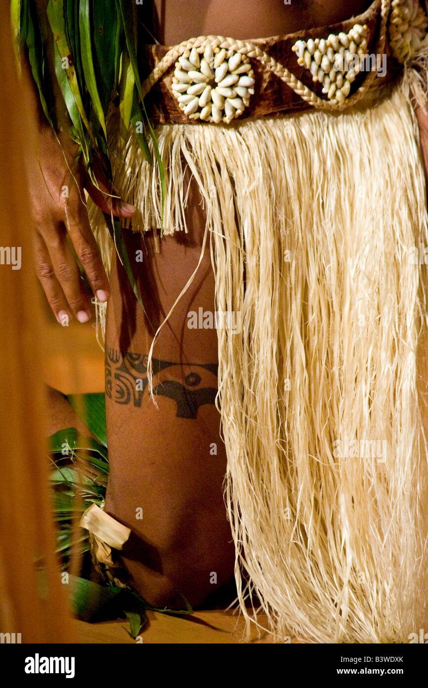 La Polynésie française. Détails d'un homme autochtone traditionnelle du costume de danse tahitienne. Banque D'Images