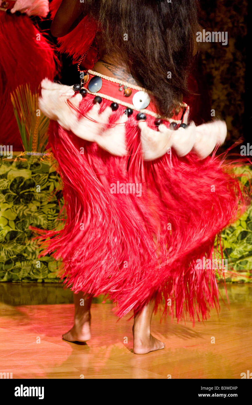 La Polynésie française. Femme Tahititan danser en costume traditionnel. Banque D'Images