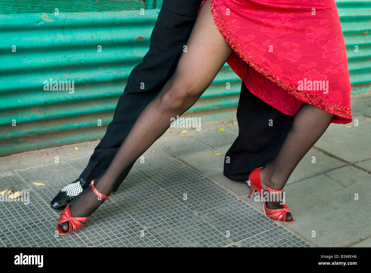 L'Amérique du Sud, Argentine, Buenos Aires, La Boca. Position de couple montre leurs jambes dans un tango classique. (MR) Banque D'Images