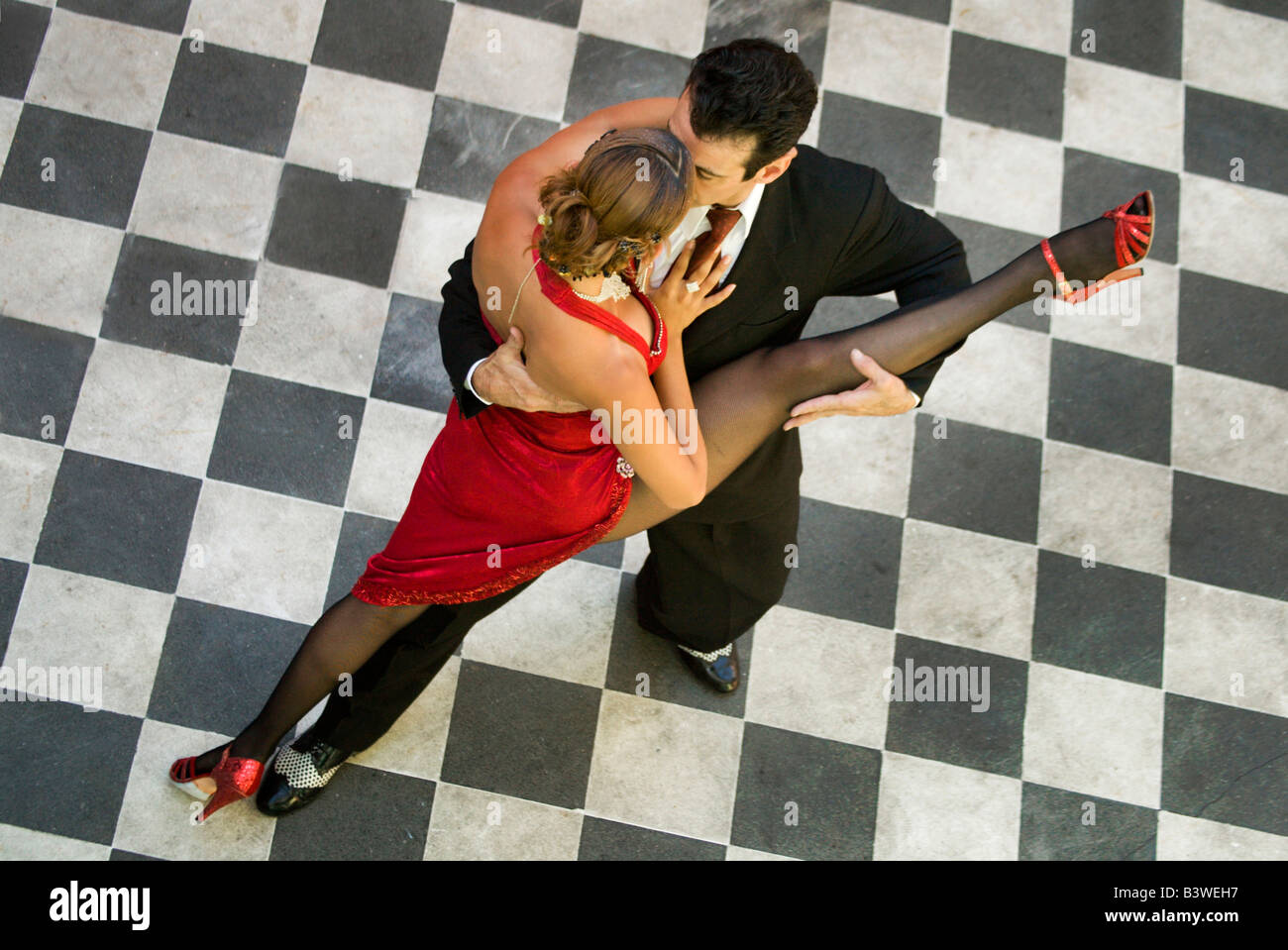 L'Amérique du Sud, Argentine, Buenos Aires, La Boca. En couple, en vue d'en haut, montrant l'un des nombreux postes de la danse tango. (MR) Banque D'Images
