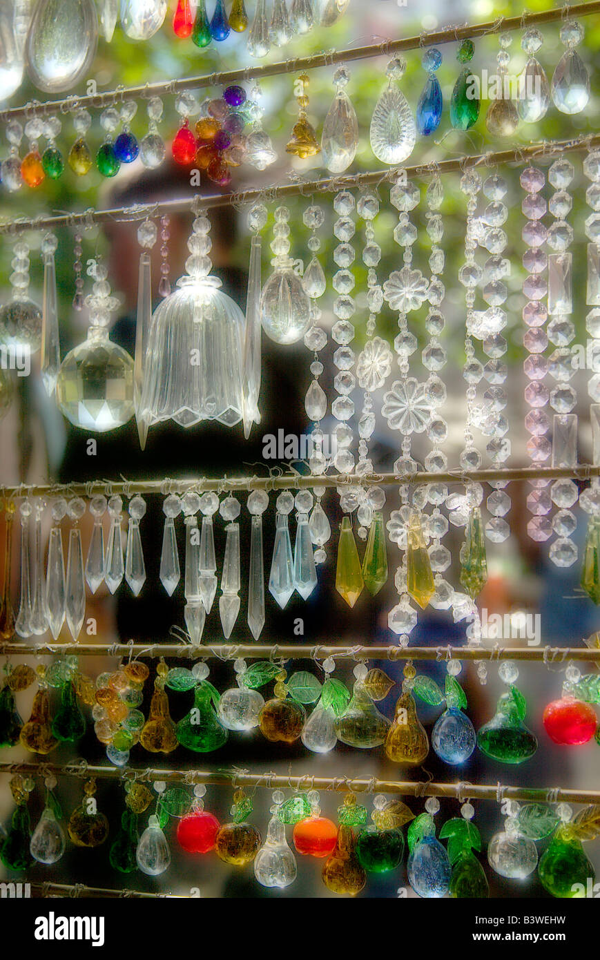 L'Amérique du Sud, Argentine, Buenos Aires. Un Orton-style impressionniste image de cristaux de verre affiche dans un marché en plein air. Banque D'Images