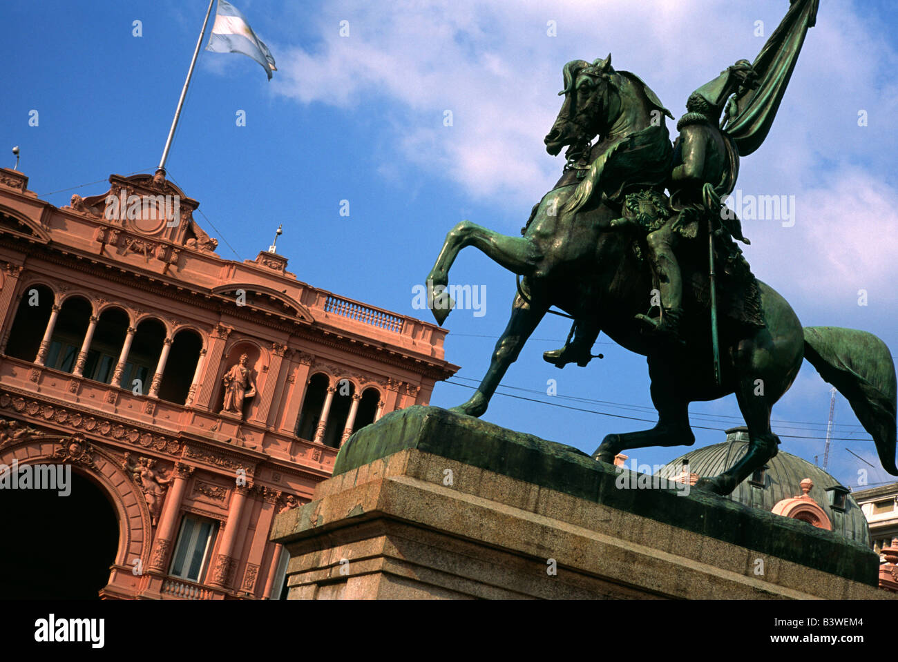 Buenos Aires, Argentine, Statue du général Manuel Belgrano et Casa Rosada situé dans la Plaza de Mayo. Banque D'Images