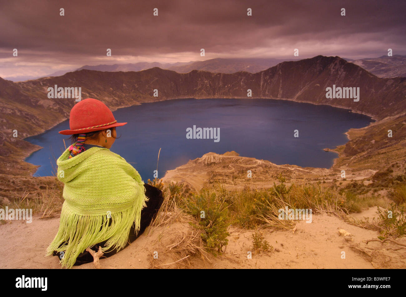 Quilatoa Crater Lake. Les Indiens Quechua enfant. Andes de l'Équateur. L'Amérique du Sud Banque D'Images