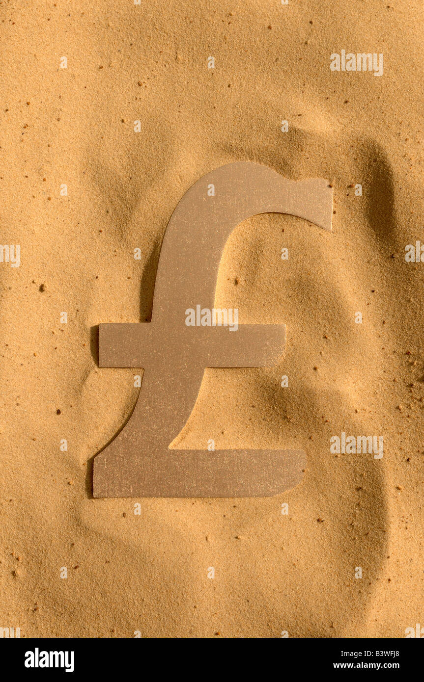 Livre sterling sign in sand Banque D'Images